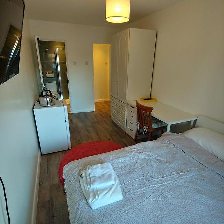 Ensuite Master Bedroom, Private Bathroom, Inside Family Home, Walking Distance To Harry Potter 왓퍼드 외부 사진
