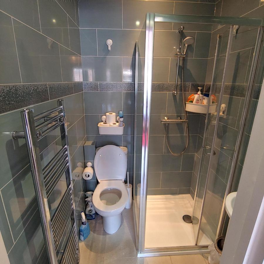 Ensuite Master Bedroom, Private Bathroom, Inside Family Home, Walking Distance To Harry Potter 왓퍼드 외부 사진