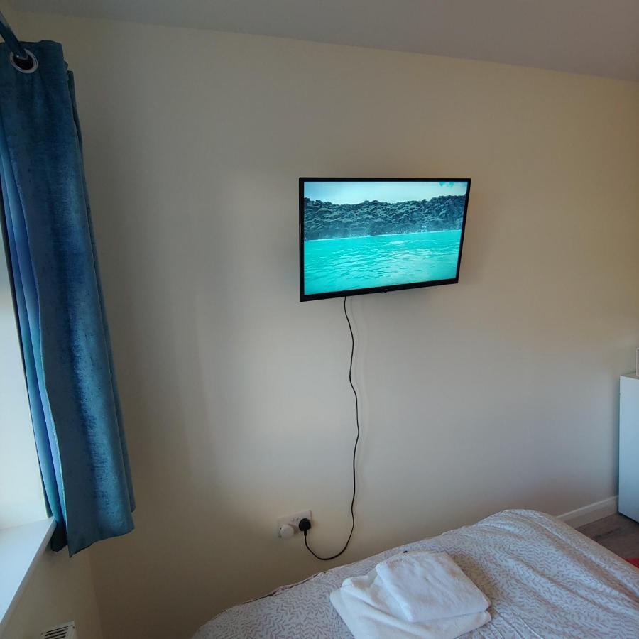 Ensuite Master Bedroom, Private Bathroom, Inside Family Home, Walking Distance To Harry Potter 왓퍼드 외부 사진