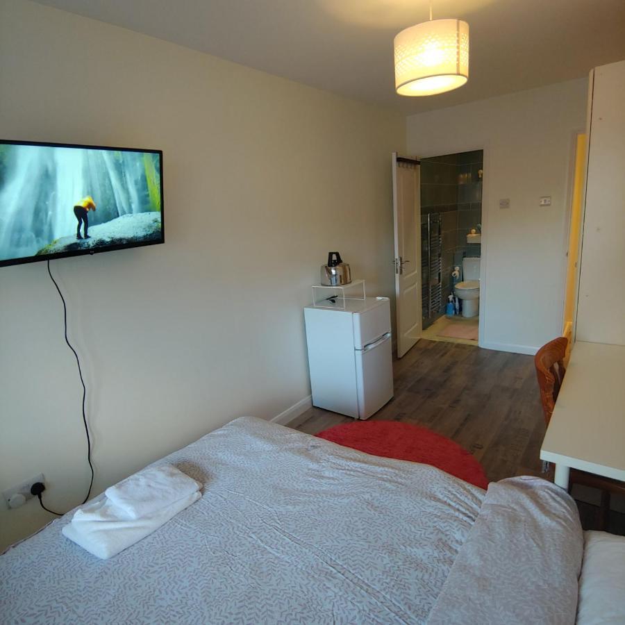Ensuite Master Bedroom, Private Bathroom, Inside Family Home, Walking Distance To Harry Potter 왓퍼드 외부 사진