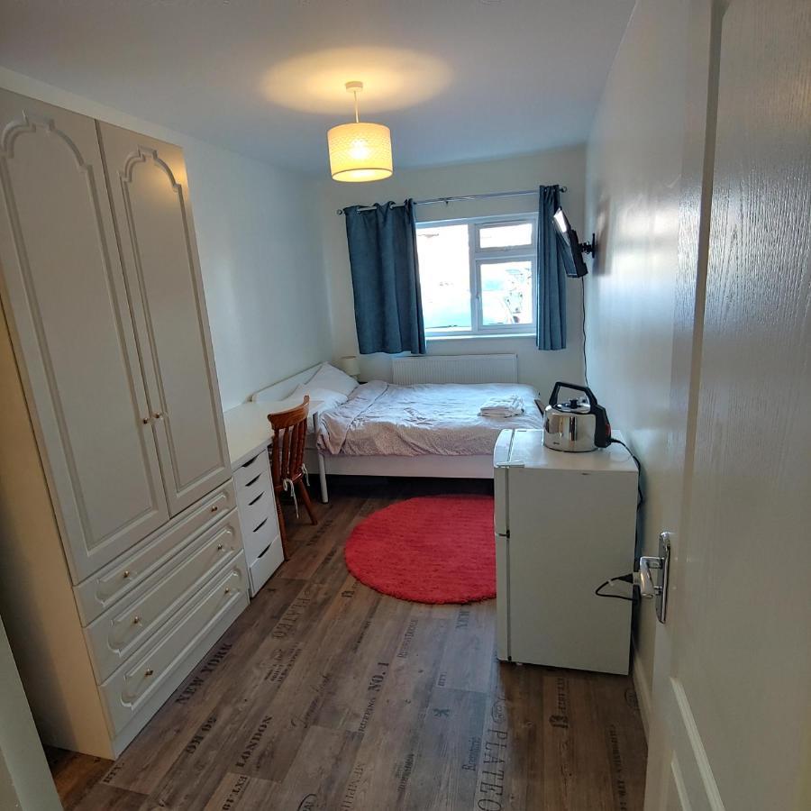 Ensuite Master Bedroom, Private Bathroom, Inside Family Home, Walking Distance To Harry Potter 왓퍼드 외부 사진