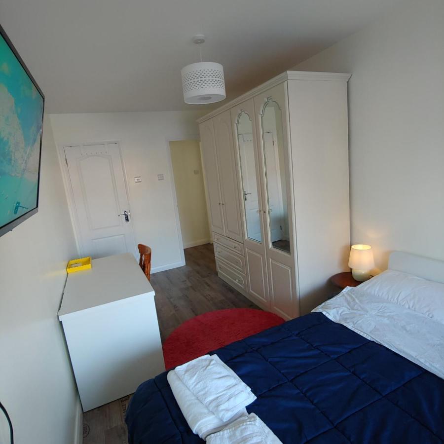 Ensuite Master Bedroom, Private Bathroom, Inside Family Home, Walking Distance To Harry Potter 왓퍼드 외부 사진