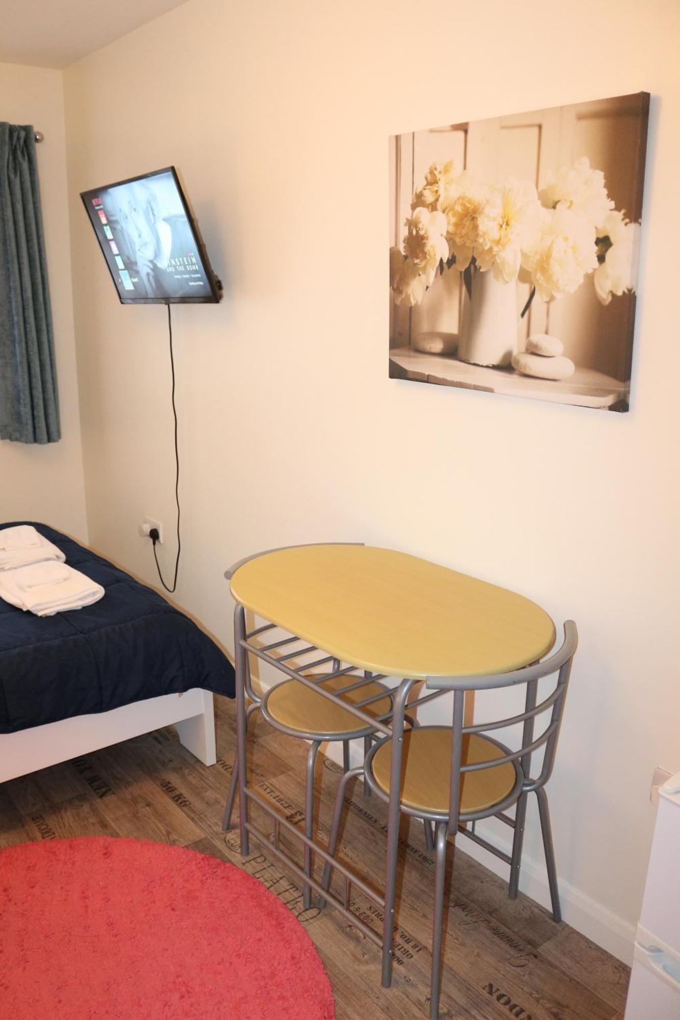 Ensuite Master Bedroom, Private Bathroom, Inside Family Home, Walking Distance To Harry Potter 왓퍼드 외부 사진