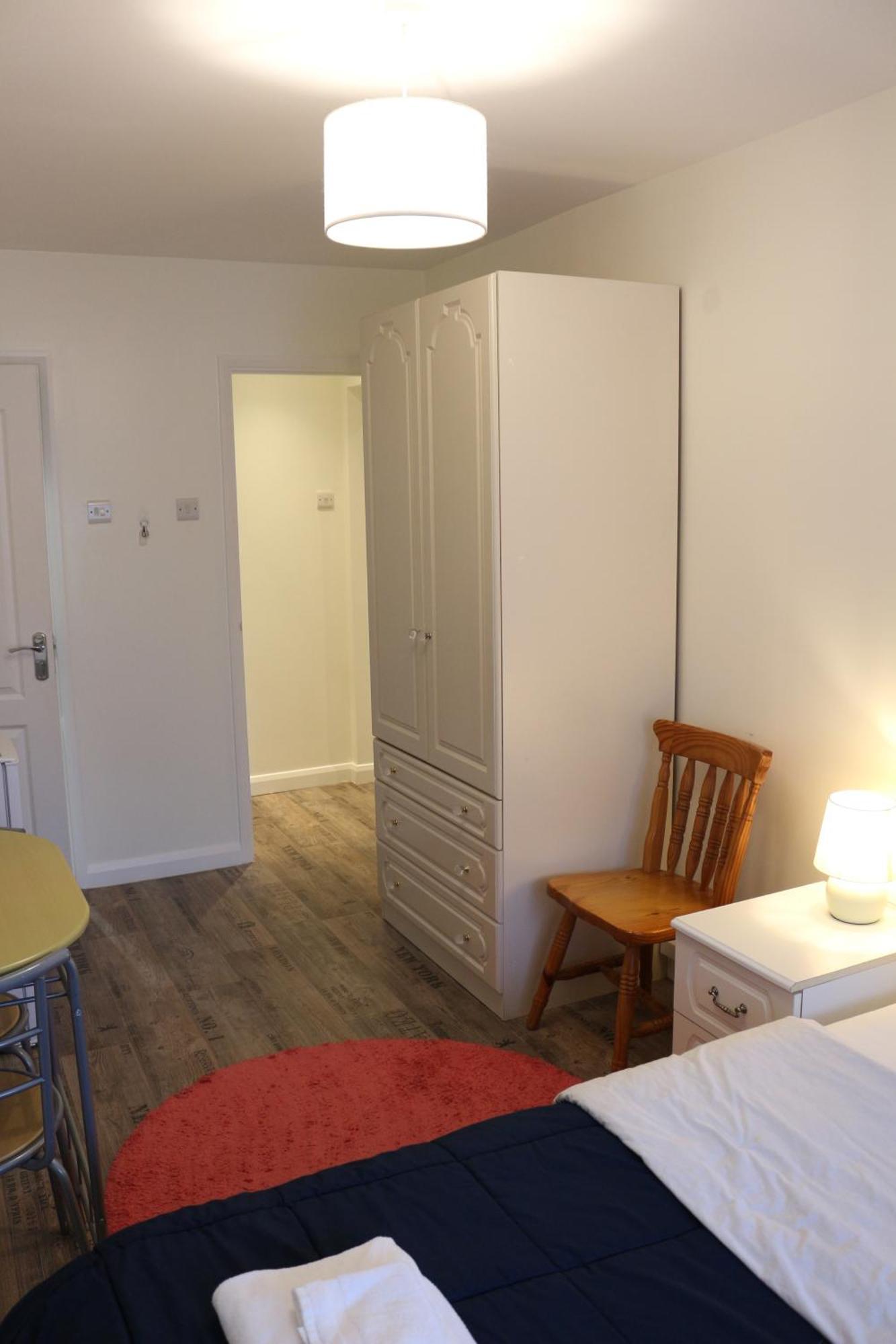 Ensuite Master Bedroom, Private Bathroom, Inside Family Home, Walking Distance To Harry Potter 왓퍼드 외부 사진
